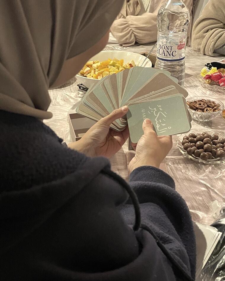 Cartes des noms d'Allah tenues en éventail