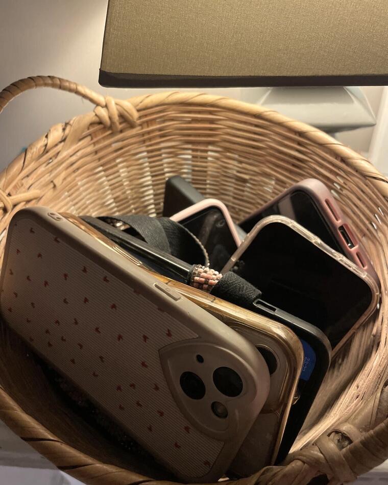Le panier où dorment les téléphones