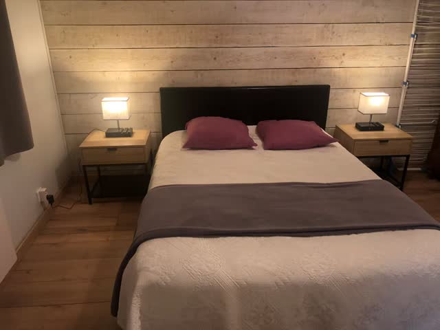 Une chambre du gîte, lit double et lampes de chevet