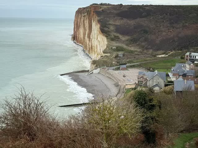 La côte normande, ses falaises et sa plage de galets