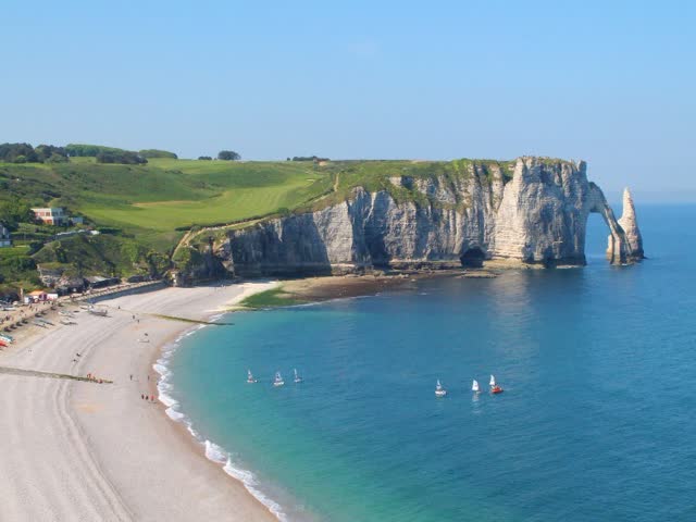 Les falaises d'Étretat au-dessus de la mer