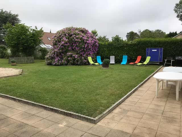 Le jardin du gîte, sa pelouse et ses transats