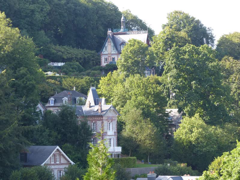 Des maisons normandes au milieu des arbres
